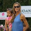 Denise Richards avec ses filles Eloise et Lola au célèbre centre commercial The Grove à Hollywood, le 18 mai 2013.