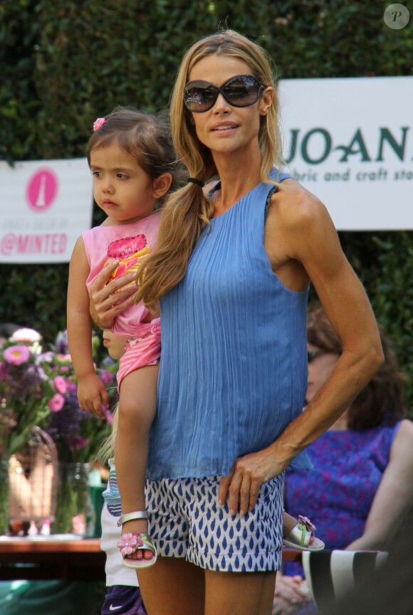 Denise Richards avec ses filles Eloise et Lola au célèbre centre commercial The Grove à Hollywood, le 18 mai 2013.