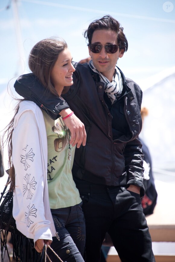 Exclusif - Adrien Brody et sa compagne Lara Lieto se promenant sur la Croisette lors du 66e Festival du Film de Cannes le 19 mai 2013