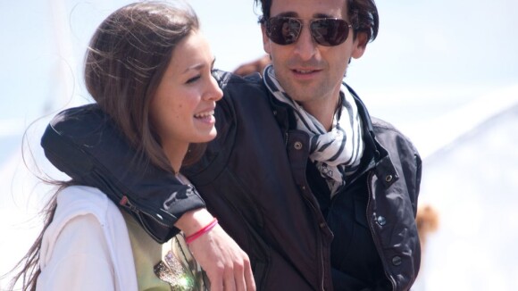 Adrien Brody avec la belle Lara : Promenade et baisers sous le soleil de Cannes
