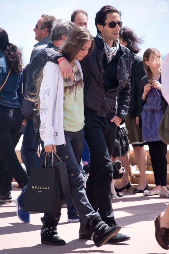 Exclusif - Adrien Brody et sa compagne, le mannequin Lara Lieto se promenant sur la Croisette lors du 66e Festival du Film de Cannes le 19 mai 2013