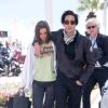 Exclusif - Adrien Brody et sa compagne Lara Lieto se promenant sous le soleil sur la Croisette lors du 66e Festival du Film de Cannes le 19 mai 2013 : ils ont fait des emplettes chez Bulgari