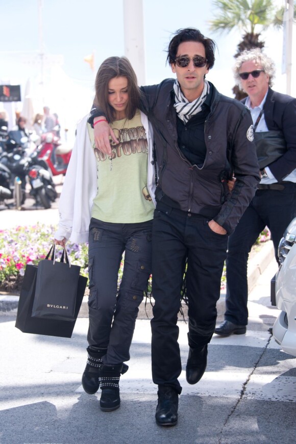 Exclusif - Adrien Brody et sa compagne Lara Lieto se promenant sous le soleil sur la Croisette lors du 66e Festival du Film de Cannes le 19 mai 2013 : ils ont fait des emplettes chez Bulgari
