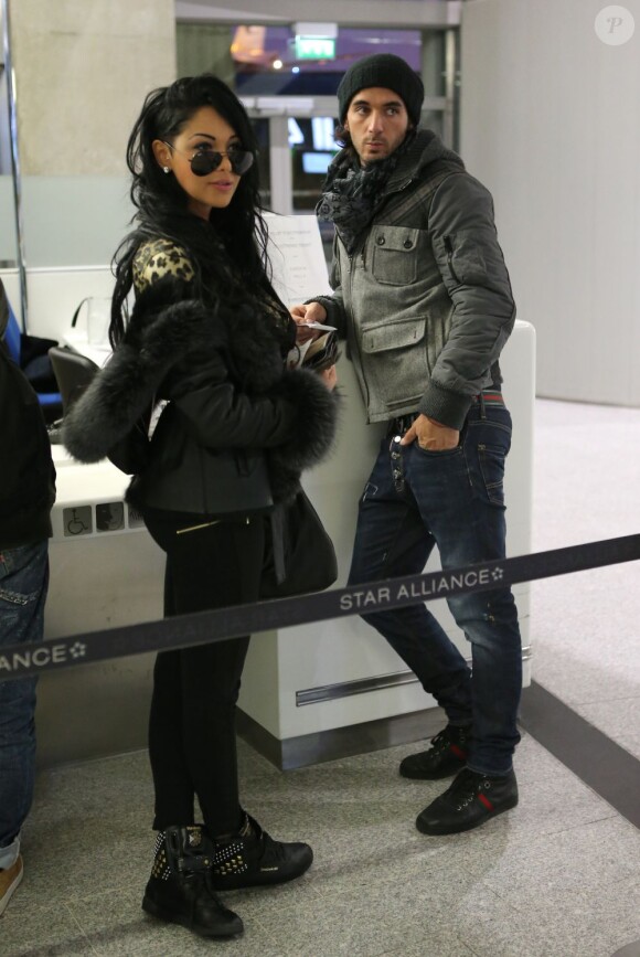 Nabilla et Thomas à l'aéroport de Roissy le 13/01/13.