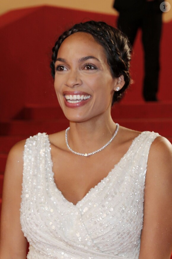 Rosario Dawson souriante avec ses bijoux Montblanc à la montée des marches lors du 66e Festival de Cannes le 20 mai 2013.