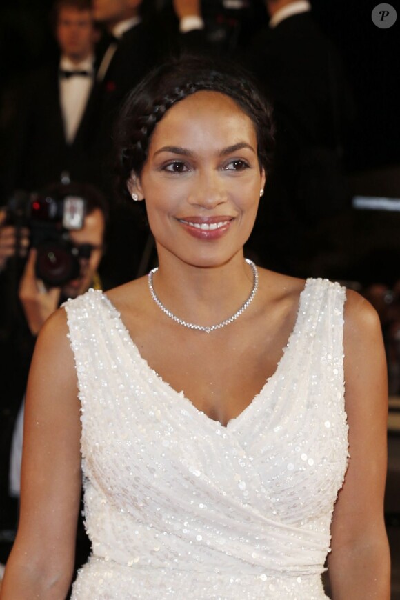 Rosario Dawson (porte des bijoux Montblanc) à la montée des marches lors du 66e Festival de Cannes le 20 mai 2013.