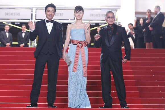 Takao Osawa, Nanako Matsushima et Takashi Miike pour la montée des marches lors du 66e Festival de Cannes le 20 mai 2013.