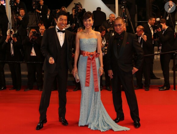 Takao Osawa, Nanako Matsushima et Takashi Miike lors de la montée des marches lors du 66e Festival de Cannes le 20 mai 2013.