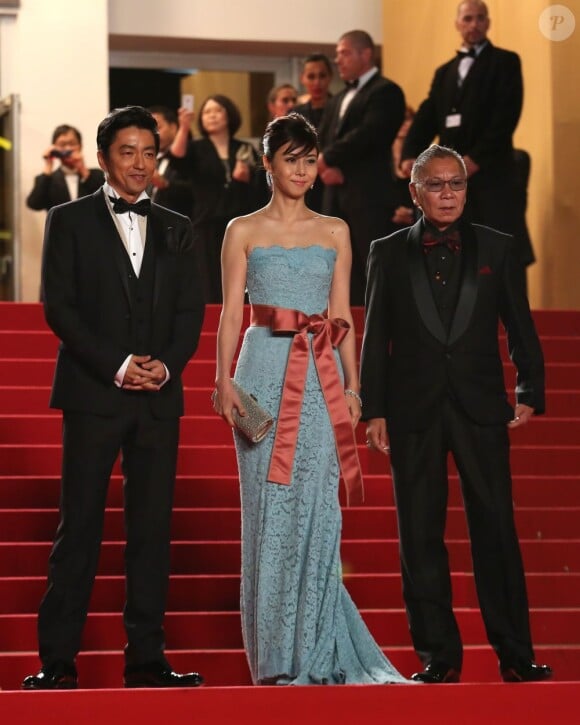 Takao Osawa, Nanako Matsushima et Takashi Miike pendant la montée des marches lors du 66e Festival de Cannes le 20 mai 2013.