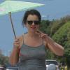 Fran Drescher se promène sous une ombrelle à Malibu après une séance de sport, le 19 mai 2013.