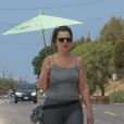 La comédienne Fran Drescher se promène sous une ombrelle à Malibu, le 19 mai 2013.
