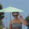 Fran Drescher se promène sous une ombrelle à Malibu, le 19 mai 2013. Elle revient de sa séance de sport !