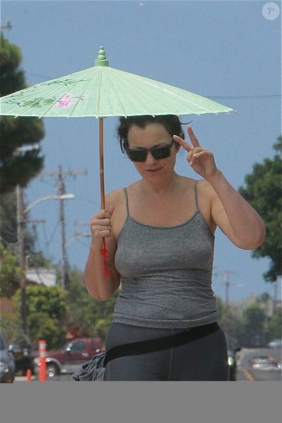 Fran Drescher se promène sous une ombrelle à Malibu, le 19 mai 2013. Elle revient de sa séance de sport !