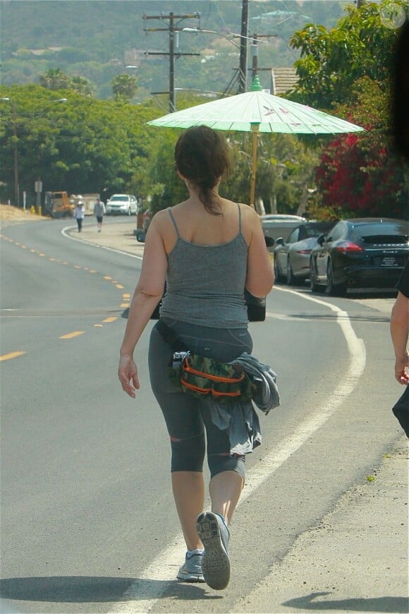 Fran Drescher se promène sous une ombrelle à Malibu, le 19 mai 2013.