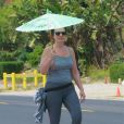 Fran Drescher se promène négligée sous une ombrelle à Malibu, le 19 mai 2013.