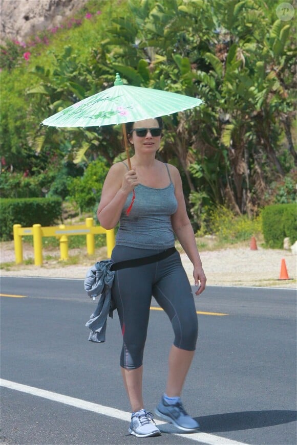 Fran Drescher se promène négligée sous une ombrelle à Malibu, le 19 mai 2013.