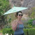 Fran Drescher se promène sous une ombrelle à Malibu, le 19 mai 2013.