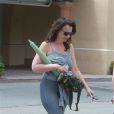 L'actrice Fran Drescher se promène sous une ombrelle à Malibu, le 19 mai 2013.