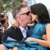 Alec Baldwin porte et embrasse sa femme Hilaria Thomas, enceinte, lors du photocall du film Seduced and Abandoned lors du 66e Festival de Cannes, le 21 mai 2013.