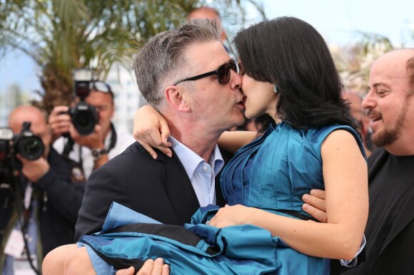 Alec Baldwin porte et embrasse sa femme Hilaria Thomas, enceinte, lors du photocall du film Seduced and Abandoned lors du 66e Festival de Cannes, le 21 mai 2013.