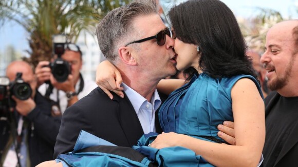 Cannes 2013: Alec Baldwin fait décoller sa femme enceinte pour un baiser torride