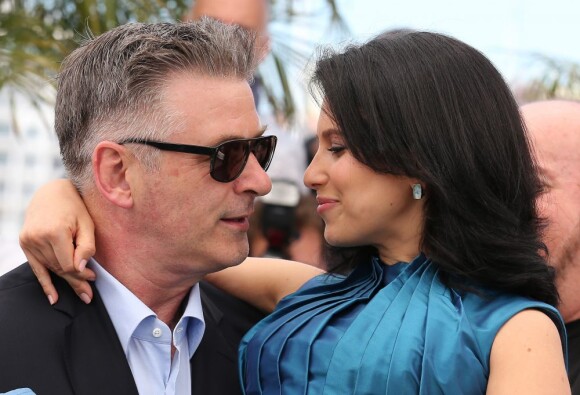 Alec Baldwin et sa femme Hilaria Thomas (enceinte), amoureux, au photocall du film Seduced and Abandoned lors du 66e Festival de Cannes, le 21 mai 2013.