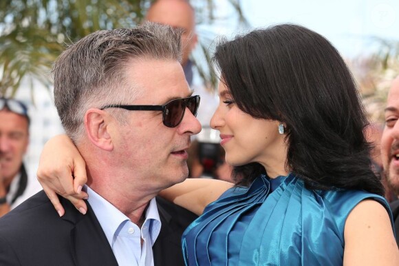 Alec Baldwin très complice auprès de sa femme Hilaria Thomas au photocall du film Seduced and Abandoned lors du 66e Festival de Cannes, le 21 mai 2013.