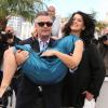 Alec Baldwin et sa femme Hilaria Thomas (enceinte) au photocall du film Seduced and Abandoned lors du 66e Festival de Cannes, le 21 mai 2013.