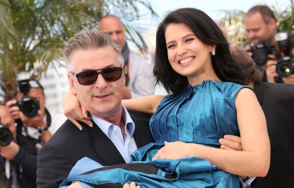 Alec Baldwin et sa femme Hilaria Thomas au photocall du film Seduced and Abandoned lors du 66e Festival de Cannes, le 21 mai 2013.
