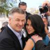 Alec Baldwin et sa femme Hilaria Thomas (enceinte) au photocall du film Seduced and Abandoned lors du 66e Festival de Cannes, le 21 mai 2013.