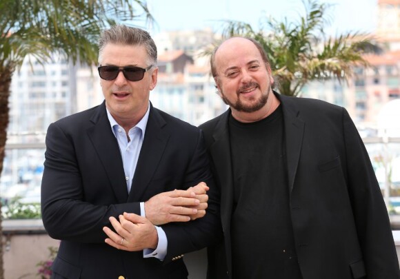 Alec Baldwin et James Toback au photocall du film Seduced and Abandoned lors du 66e Festival de Cannes, le 21 mai 2013.