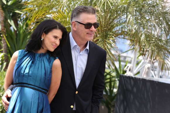 Alec Baldwin et sa femme Hilaria Thomas (enceinte) lors du photocall du film Seduced and Abandoned lors du 66e Festival de Cannes, le 21 mai 2013.