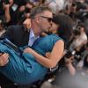 Alec Baldwin embrasse sa femme Hilaria Thomas au photocall du film Seduced and Abandoned lors du 66e Festival de Cannes, le 21 mai 2013.