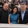 Alec Baldwin et Hilaria Thomas, James Toback au photocall du film Seduced and Abandoned lors du 66e Festival de Cannes, le 21 mai 2013.