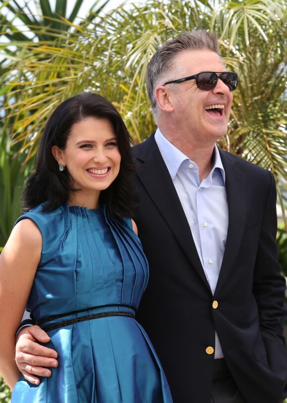 Alec Baldwin et sa femme Hilaria Thomas, enceinte, au photocall du film Seduced and Abandoned lors du 66e Festival de Cannes, le 21 mai 2013.