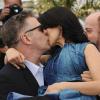 Alec Baldwin embrasse fougueusement sa femme Hilaria Thomas au photocall du film Seduced and Abandoned lors du 66e Festival de Cannes, le 21 mai 2013.