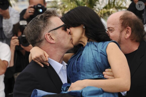 Alec Baldwin embrasse fougueusement sa femme Hilaria Thomas au photocall du film Seduced and Abandoned lors du 66e Festival de Cannes, le 21 mai 2013.