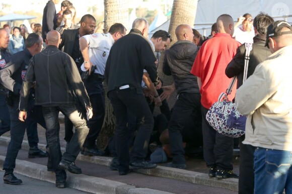 L'émission de Canal+, "Le Grand Journal", a été interrompue par des détonations derrière le plateau, qui a été evacué immédiatement. L'auteur a été arrêté peu de temps après les coups de feu avec un pistolet de sécurité en possession d'une grenade factice dans sa main, le 17 mai 2013 lors du Festival de Cannes