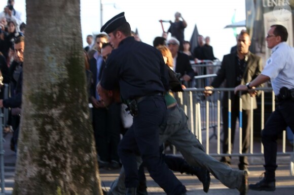 "Le Grand Journal" de Canal+ a été subitement interrompu par des détonations derrière le plateau, qui a ete evacue immediatement. L'auteur a ete arrete peu de temps apres les coups de feu en possession d'une grenade dans sa main. Le 17 mai 2013 17/05/2013 - Cannes