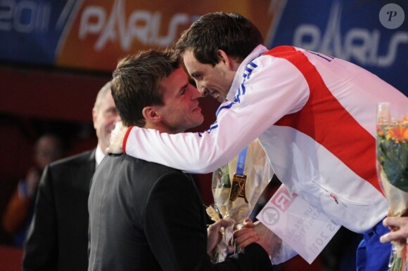 Renaud Lavillenie et Jean Galfione lors des championnats d'Europe Indoor au Palais des Sports de Paris-Bercy le 6 mars 2011