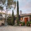 Ellen DeGeneres et sa femme Portia de Rossi viennent d'acheter cette sublime maison située à Montecito en Californie pour 26,5 millions de dollars.