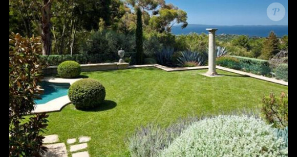 Ellen DeGeneres et sa femme Portia de Rossi viennent d'acheter cette sublime demeure située à Montecito en Californie pour 26,5 millions de dollars.