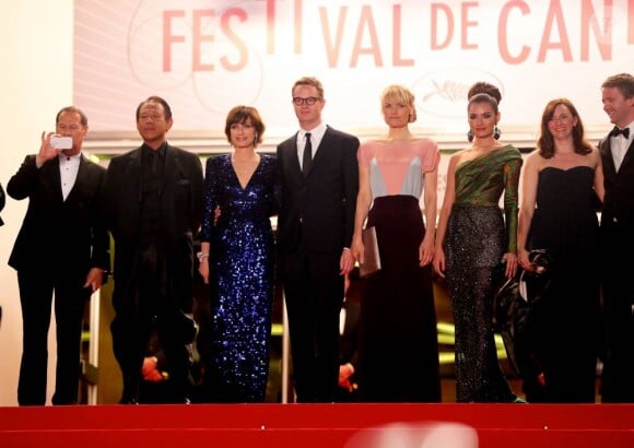 Vithaya Pansringarm, Kristin Scott Thomas, Nicolas Winding Refn et sa femme Liv Corfixen, Rhatha Phongam à la montée des marches du film Only God Forgives lors du 66e festival du film de Cannes, le 22 mai 2013.