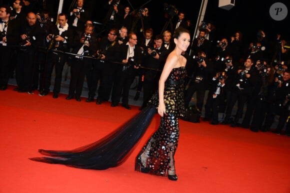Zhang Ziyi en déesse chinoise sur la montée des marches du film Only God Forgives lors du 66e festival du film de Cannes, le 22 mai 2013.