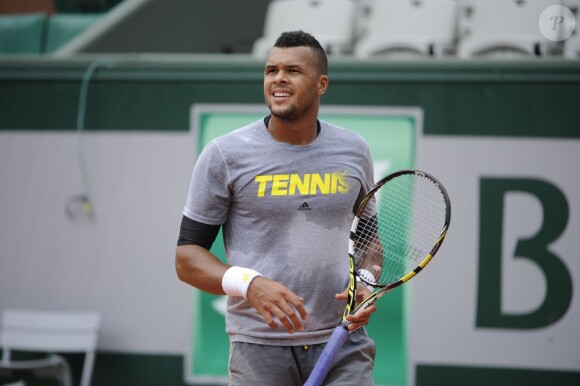 Jo-Wilfried Tsonga à l'entraînement sur la terre rouge de Roland Garros à Paris, le 22 mai 2013