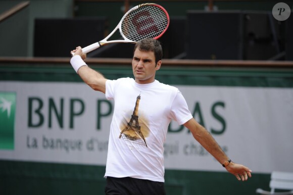 Roger Federer à l'entraînement sur la terre rouge de Roland Garros à Paris, le 22 mai 2013