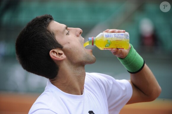 Novak Djokovic à l'entraînement sur la terre rouge de Roland Garros à Paris, le 22 mai 2013