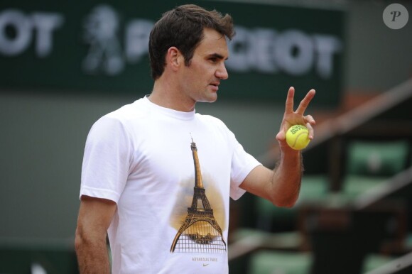 Roger Federer à l'entraînement sur la terre rouge de Roland Garros à Paris, le 22 mai 2013