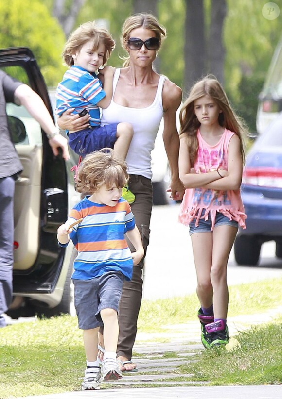 Exclusif - Denise Richards et sa fille Sam Sheen accompagnent les jumeaux de Charlie Sheen et Brooke Mueller à leur école à Los Angeles. Le 22 mai 2013