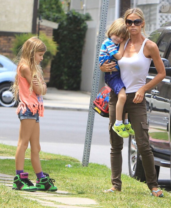 Exclusif - Denise Richards et sa fille Sam Sheen accompagnent les jumeaux à leur école à Los Angeles. Le 22 mai 2013